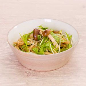 「きのこと水菜のサラダ」のレシピ動画