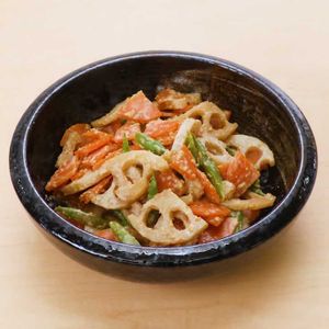 「れんこんとにんじんのごまマヨ和え」のレシピ動画