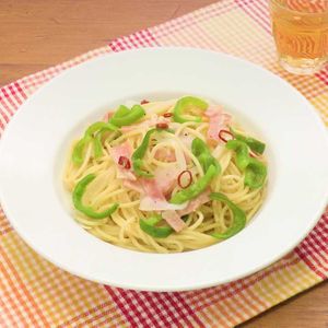 「ピーマンとベーコンの塩にんにくパスタ」のレシピ動画