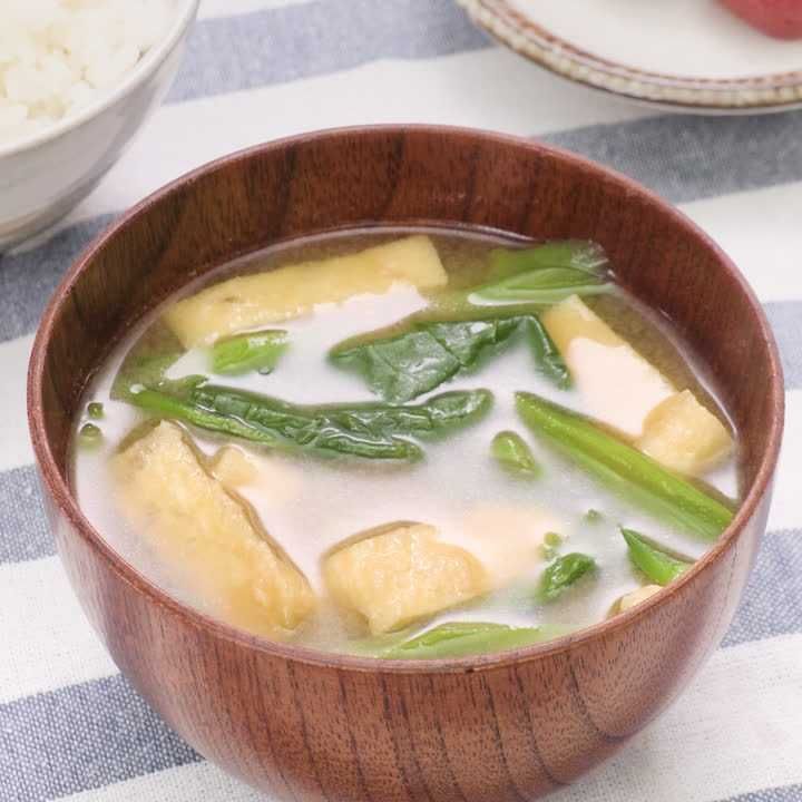 ツルムラサキと油揚げの味噌汁
