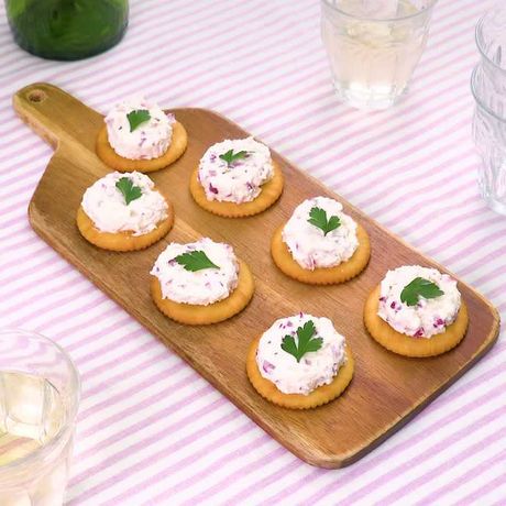 おもてなしにぴったり 紫玉ねぎのチーズカナッペのレシピ動画 作り方 Delish Kitchen