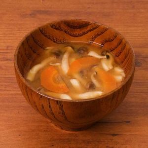 にんじんとしめじの味噌汁