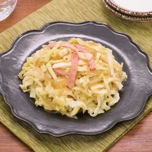 副菜にぴったり キャベツとベーコンの煮浸しのレシピ動画 作り方 Delish Kitchen