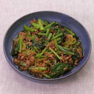 「ひき肉と小松菜のピリ辛炒め」のレシピ動画