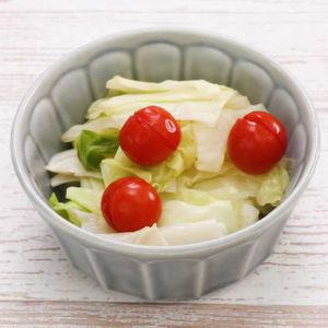 「キャベツとミニトマトのコンソメ煮」のレシピ動画