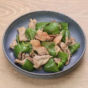 「豚こま肉とピーマンのマヨ醤油炒め」のレシピ動画