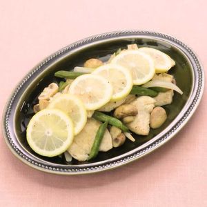 「鶏むね肉とマッシュルームのレモン蒸し」のレシピ動画