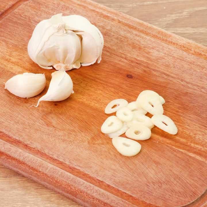 にんにくの薄切り