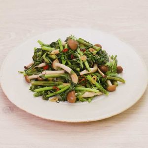 春菊としめじのガーリック炒め