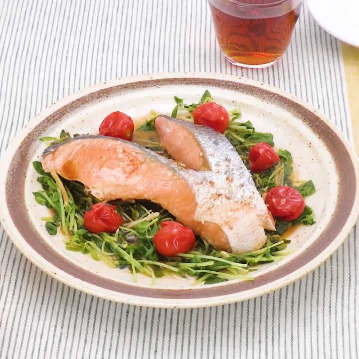 鮭と豆苗のピリ辛酒蒸し