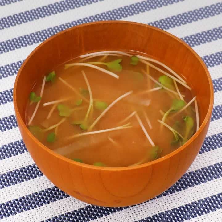 大根とかいわれの味噌汁