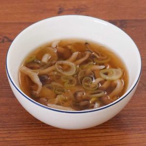 「しめじとねぎのスープ」のレシピ動画