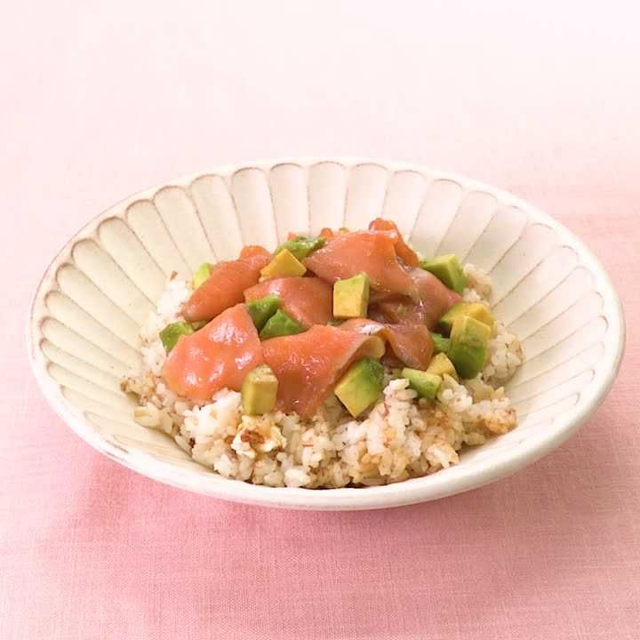 アボカドサーモン丼