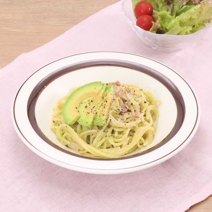 アボカドとベーコンのカルボナーラ