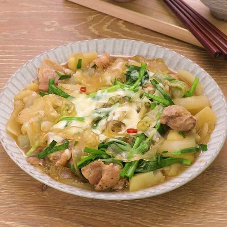 チーズを絡めて召し上がれ 鶏もも肉とタンミョンの甘辛煮のレシピ動画 作り方 Delish Kitchen