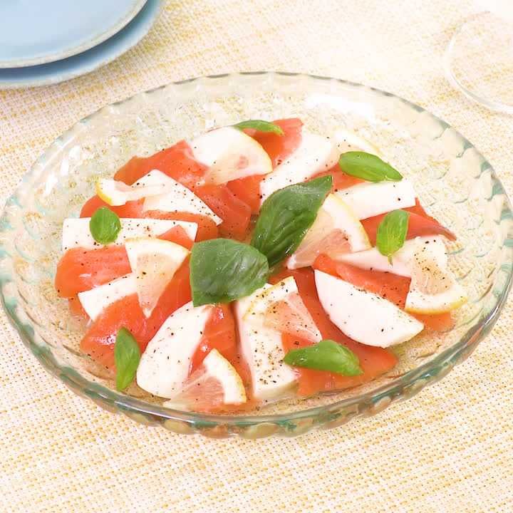 スモークサーモンとモッツァレラチーズのカプレーゼ