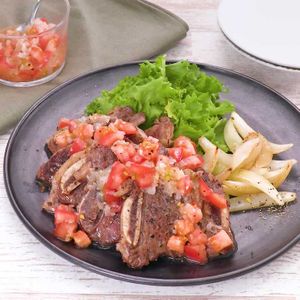 「骨付きカルビ肉のトマトだれ」のレシピ動画