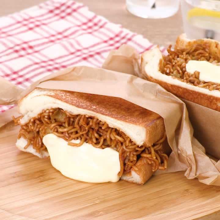 チーズタッカルビ風焼きそばサンド