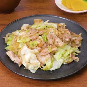 「豚バラとキャベツの塩だれ炒め」のレシピ動画