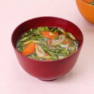「春菊とにんじんの味噌汁」のレシピ動画