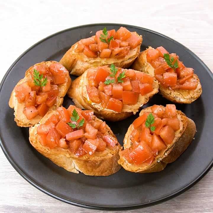 コクと酸味がクセになる トマトと味噌チーズのブルスケッタのレシピ動画 作り方 Delish Kitchen