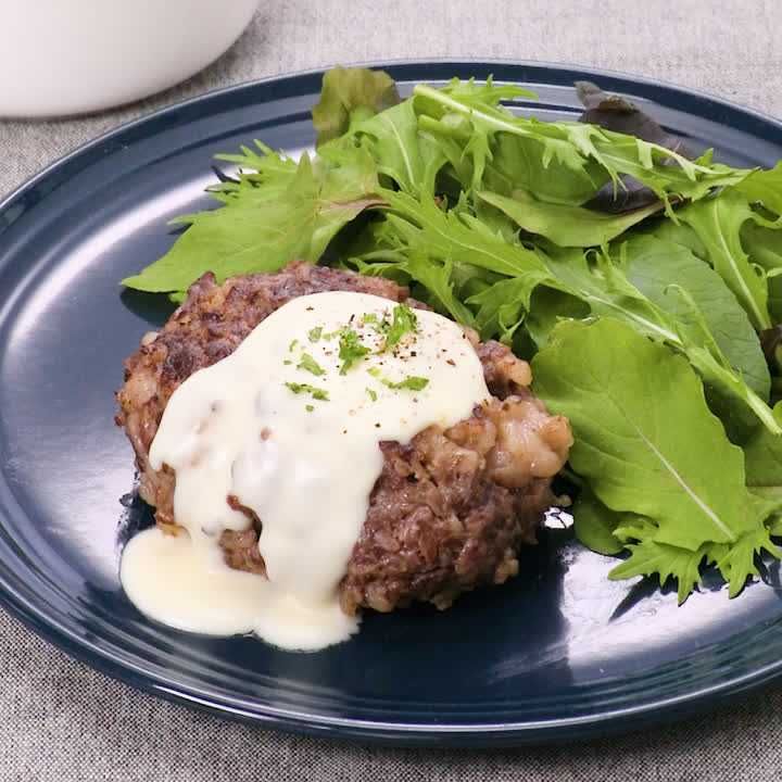 チーズソースのビーフハンバーグ