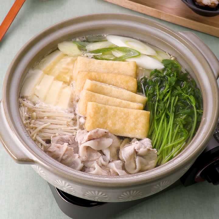 素材の旨みを引き出す 豆苗と豚肉の常夜鍋のレシピ動画 作り方 Delish Kitchen 素材の旨みを引き出す 豆苗と豚肉の常夜鍋のレシピ動画 作り方 Delish Kitchen