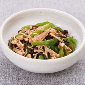 「ピーマンとえのきの塩昆布和え」のレシピ動画