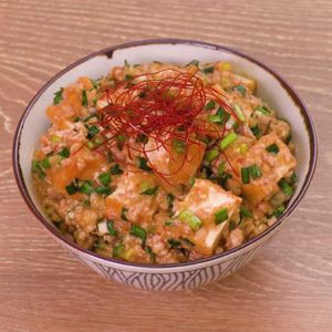 「レンジで厚揚げの麻婆丼風」のレシピ動画