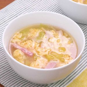 「ベーコンと白菜のとろとろコンソメスープ」のレシピ動画