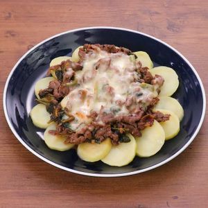 「牛ソテーとじゃがいものチーズ蒸し」のレシピ動画