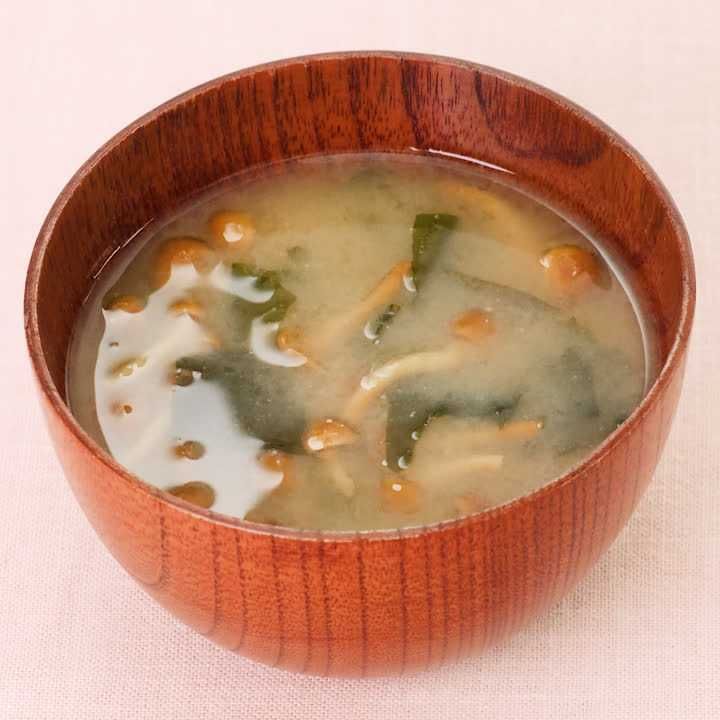 なめことわかめの味噌汁