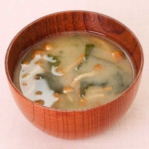 「なめことわかめの味噌汁」のレシピ動画