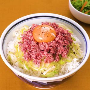 「ネギ塩コンビーフ丼」のレシピ動画