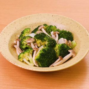 「ブロッコリーとしめじのオイル蒸し」のレシピ動画