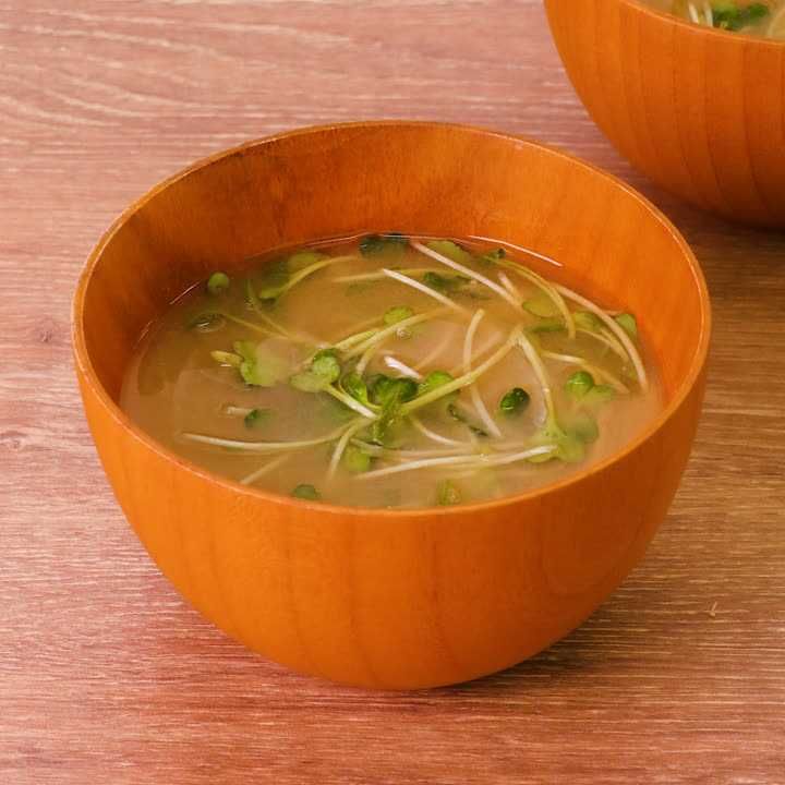 玉ねぎとかいわれの味噌汁