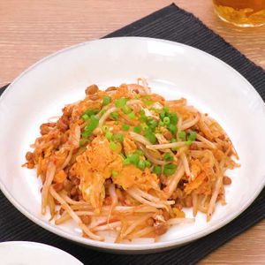 「もやしと卵の納豆キムチ炒め」のレシピ動画