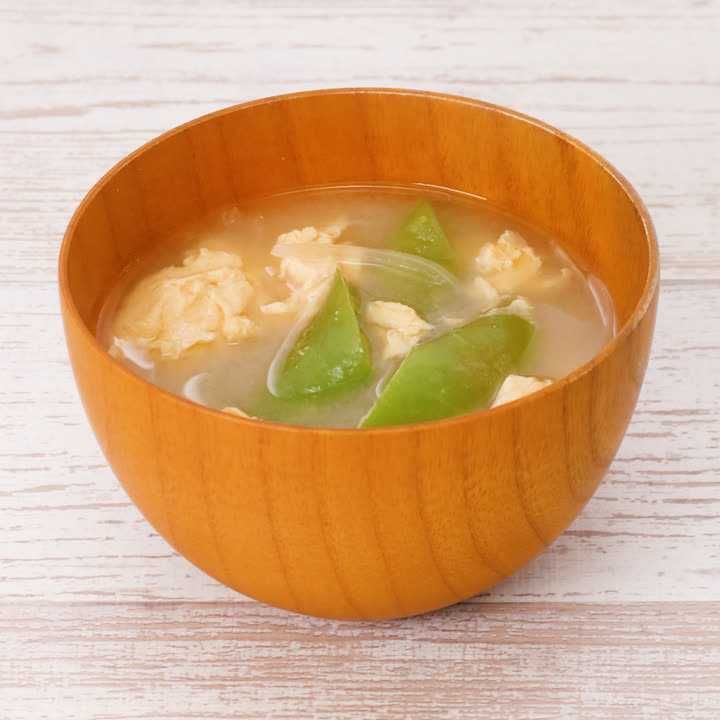 スナップエンドウと卵の味噌汁