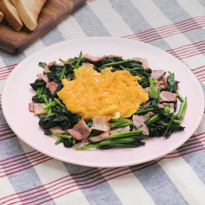 ほうれん草とベーコンのスクランブル