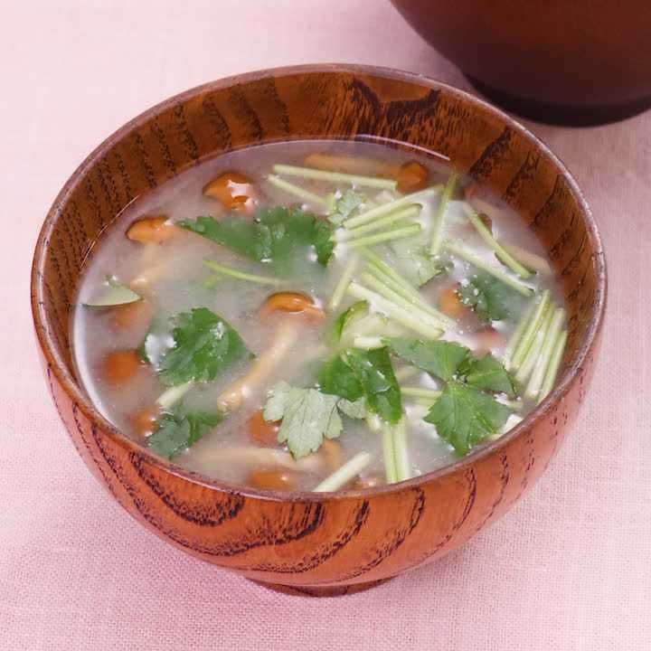 なめこと三つ葉の味噌汁