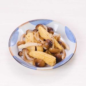 ヤングコーンとしめじのペッパー炒め