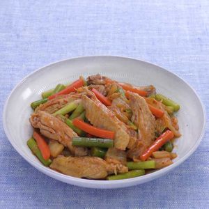 「手羽中とにんにくの芽のキムチ煮」のレシピ動画