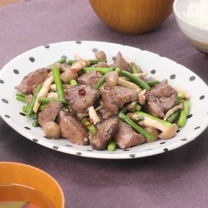 「鶏レバーとにんにくの芽のピリ辛味噌炒め」のレシピ動画