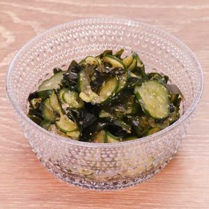 「きゅうりとわかめのごま酢和え」のレシピ動画