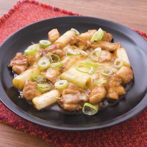 「鶏肉と切り餅の照り焼きチーズのせ」のレシピ動画