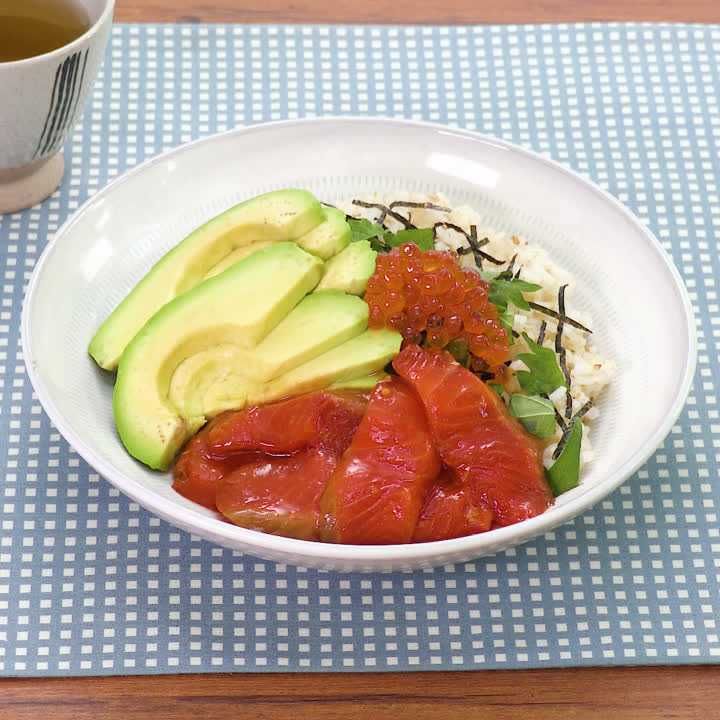 サーモンとアボカドの胚芽ユッケ丼