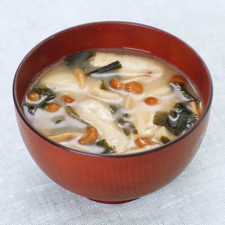 油揚げとなめこの味噌汁
