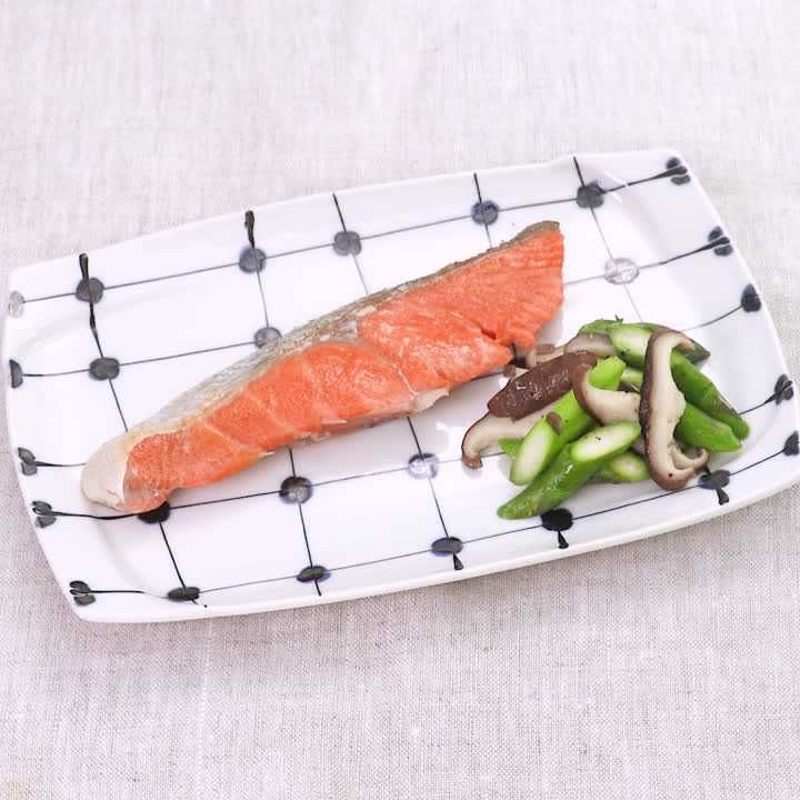 焼き鮭のアスパラソテー添え