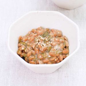 「めかぶと納豆のごま和え」のレシピ動画