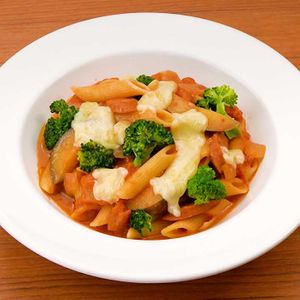 「ソーセージと野菜のチーズペンネ」のレシピ動画